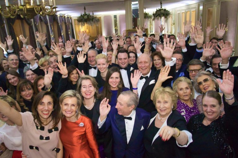 Invités en fête lors d'une soirée privée