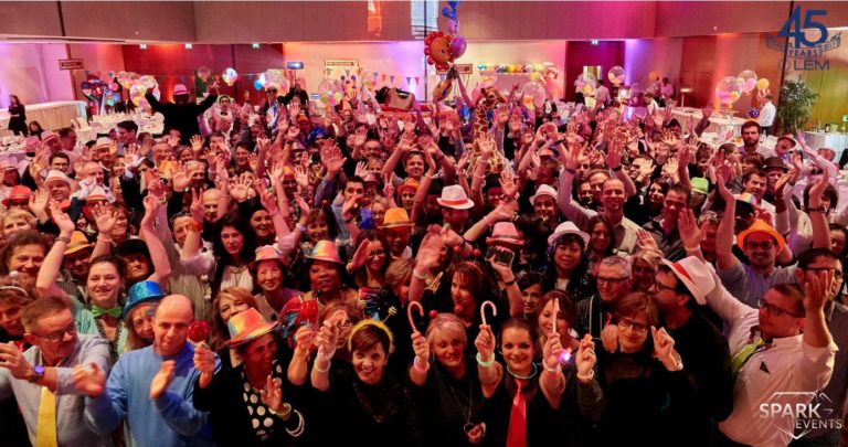 Foule en fête lors d'une soirée animée par SparkEvents