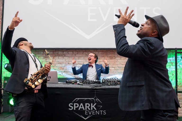 Saxophoniste et chanteur en live sur scène SparkEvents