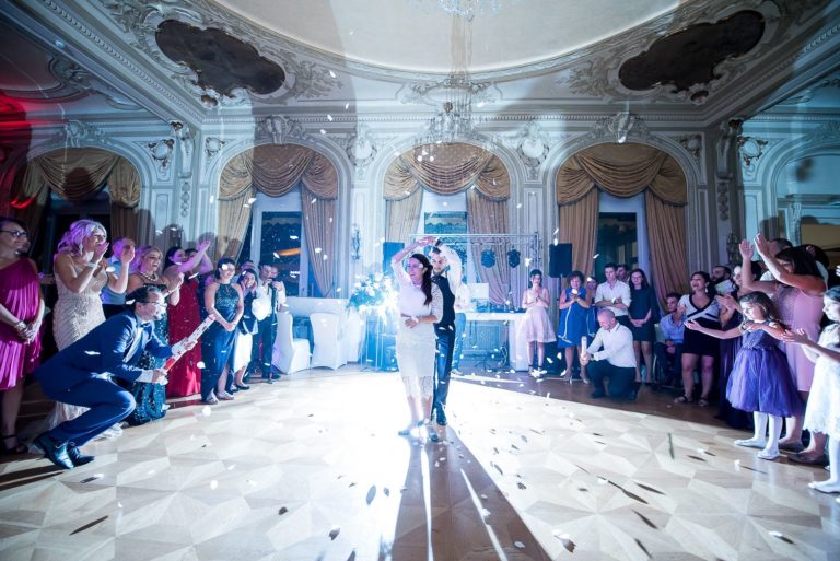 Éclairage d'ambiance pour l'ouverture de bal d'un mariage
