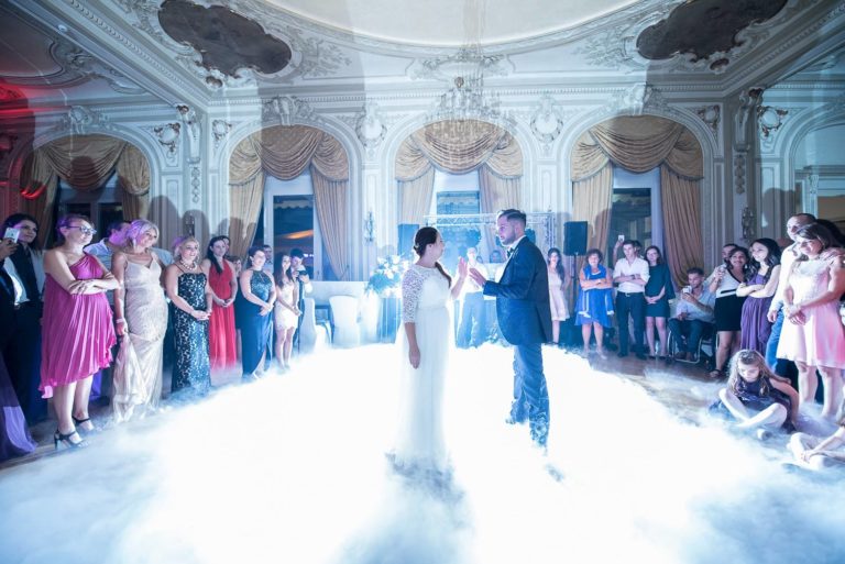 Première danse des mariés sur nuage de fumée lourde
