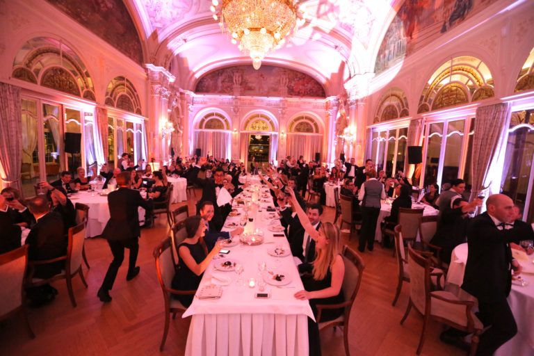 Soirée du personnel dans une salle de gala animée par SparkEvents