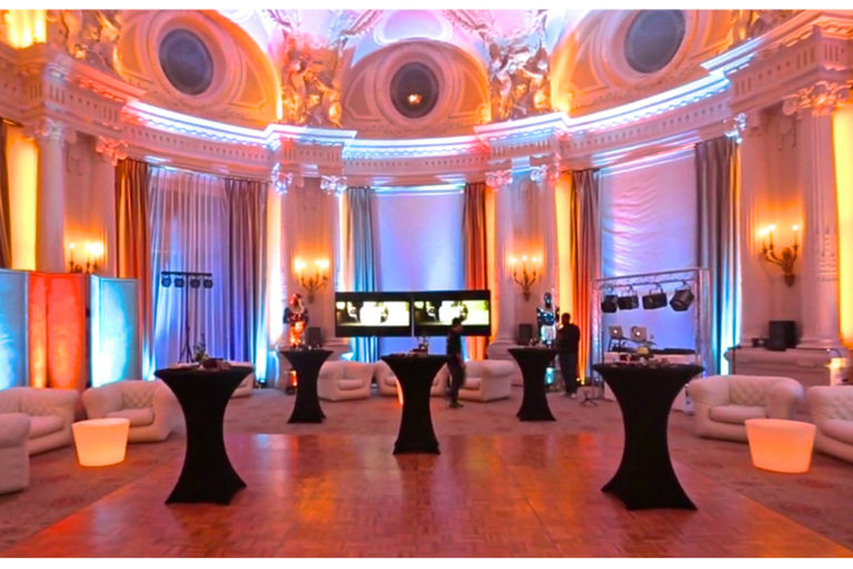 Salle de réception éclairée et mise en lumière par SparkEvents
