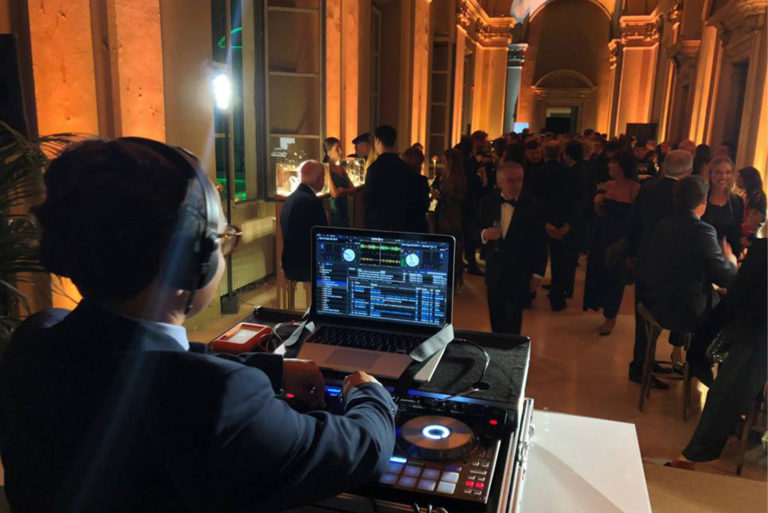 DJ SparkEvents aux platines lors d'une réception