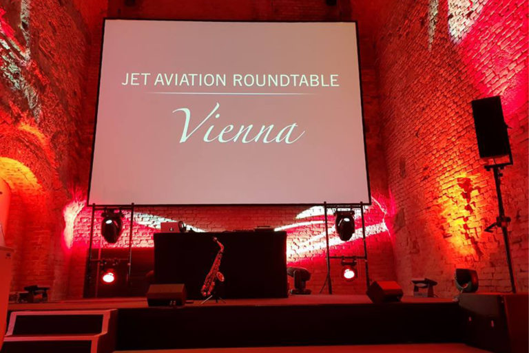 Soirée d'entreprise avec projection sur écran et éclairage rouge